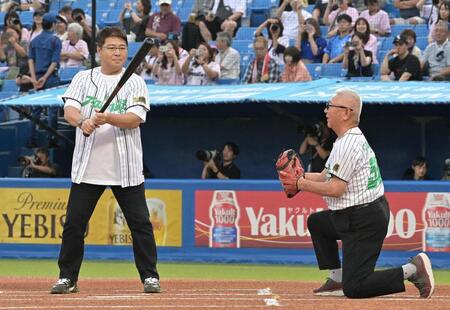 ファーストピッチセレモニーで打者を務める真中満氏（左）と捕手を務める大矢明彦氏（撮影・持木克友）