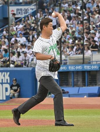 ファーストピッチセレモニーを務める野村弘樹氏（撮影・持木克友）