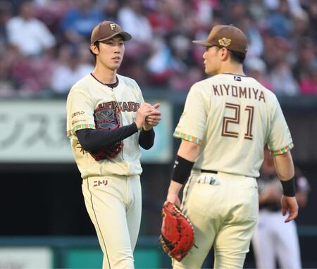 ２回、苦しい投球の福島（左）＝撮影・金田祐二