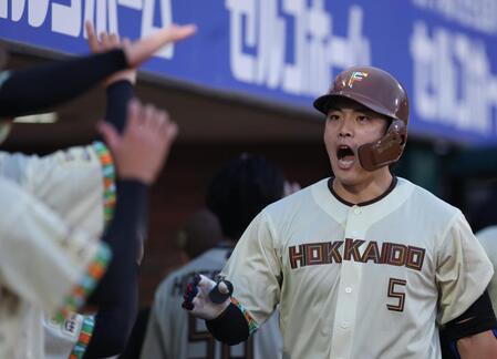 ４回、左越えに同点２ランを放ちナインに迎えられる野村（撮影・金田祐二）