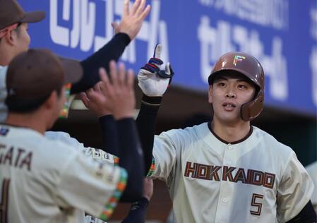 ４回、左越えに同点２ランを放ちナインに迎えられる野村（撮影・金田祐二）