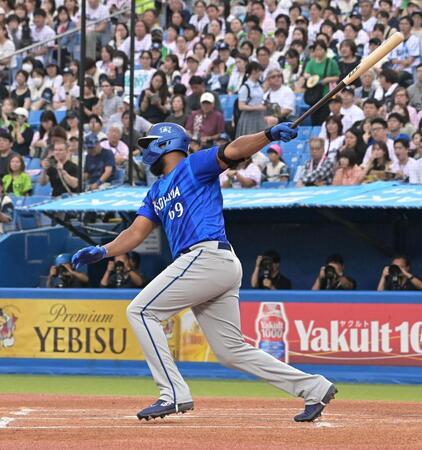 １回、センターへの適時二塁打を放つエンカーナシオン（撮影・持木克友）