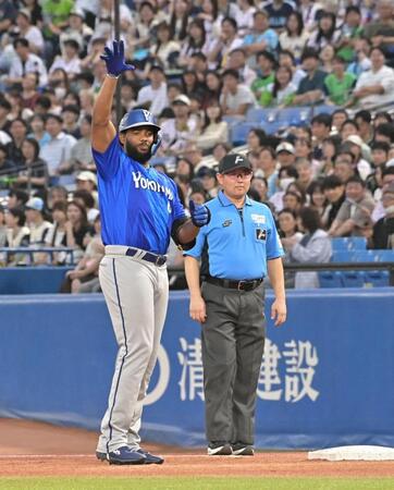 ３回、右前適時打を放ち手をあげるエンカーナシオン（撮影・持木克友）