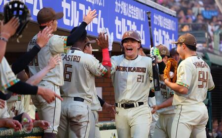 ４回、右中間に勝ち越しソロを放ちナインに迎えられる清宮幸（撮影・金田祐二）