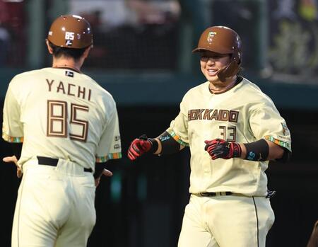 ６回、左中間にソロを放ち笑顔で生還する進藤（撮影・金田祐二）