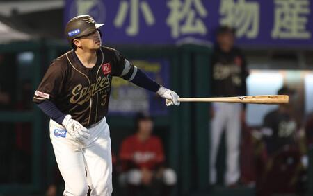 楽天での通算１０００試合出場を達成した浅村（撮影・金田祐二）