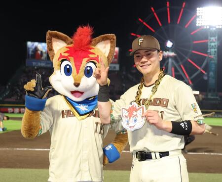 ヒーローインタビューで笑顔の清宮幸（撮影・金田祐二）