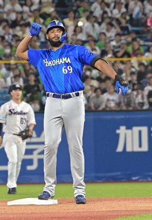 ９回、センターへ適時二塁打を放ちガッツポーズのエンカーナシオン（撮影・持木克友）