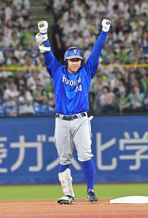 ６回、センターへの２点適時二塁打を放ちガッツポーズの石上（撮影・持木克友）