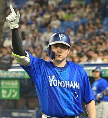 ６回、左中間に本塁打を放ちスタンドの声援に応える佐野（撮影・持木克友）