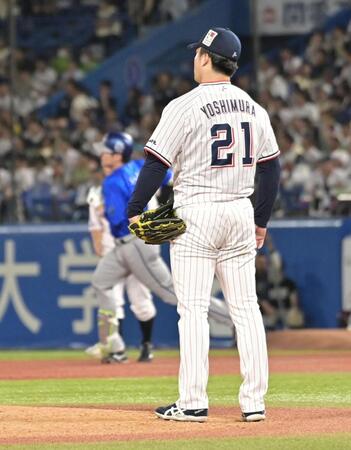 ６回、佐野（左）に本塁打を打たれた吉村（撮影・持木克友）