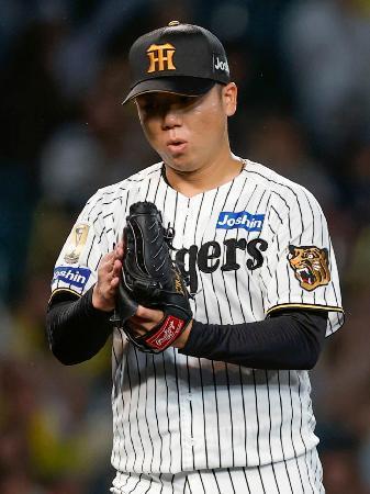 　４回、満塁のピンチをしのぎグラブをたたく阪神・村上＝甲子園