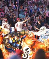 　ファンと勝利を喜ぶ前田（撮影・金田祐二）