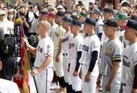 優勝旗を返還する広陵・曽根主将（左）＝撮影・北村雅宏