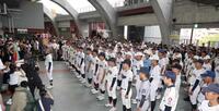 選手宣誓を務める呉工・田淵主将（左）