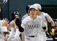 １回、先制３ランを放ちナインに迎えられる近藤