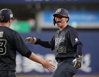 ６回、山中は右前に適時打を放ち、一塁上で大喜び（撮影・坂部計介）