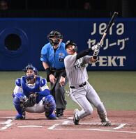 ２回、笹原が右越えに先制ソロを放つ