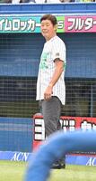 ファーストピッチセレモニーに向けキャッチボールをする野村弘樹氏（撮影・持木克友）