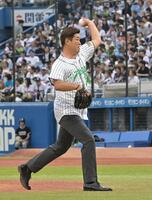 ファーストピッチセレモニーを務める野村弘樹氏（撮影・持木克友）