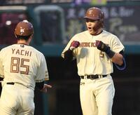 ４回、左越えに同点２ランを放ち生還する野村（撮影・金田祐二）