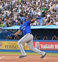 １回、センターへの適時二塁打を放つエンカーナシオン（撮影・持木克友）