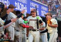 ４回、右中間に勝ち越しソロを放ちナインに迎えられる清宮幸（撮影・金田祐二）