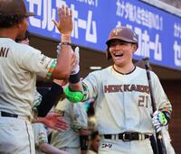 ４回、右中間に勝ち越しソロを放ちナインに迎えられる清宮幸（撮影・金田祐二）