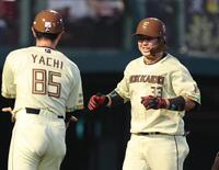 ６回、左中間にソロを放ち笑顔で生還する進藤（撮影・金田祐二）