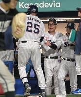 ６回、満塁ホームランを放ったサンタナを迎える池山監督（撮影・持木克友）