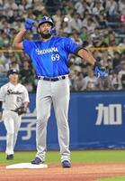 ９回、センターへ適時二塁打を放ちガッツポーズのエンカーナシオン（撮影・持木克友）