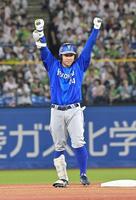 ６回、センターへの２点適時二塁打を放ちガッツポーズの石上（撮影・持木克友）