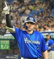 ６回、左中間に本塁打を放ちスタンドの声援に応える佐野（撮影・持木克友）