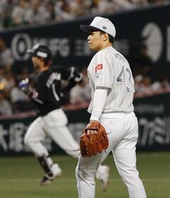 　１回、ロッテ・藤原（左）に先頭打者本塁打を浴びた北斗