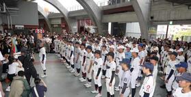 選手宣誓を務める呉工・田淵主将（左）