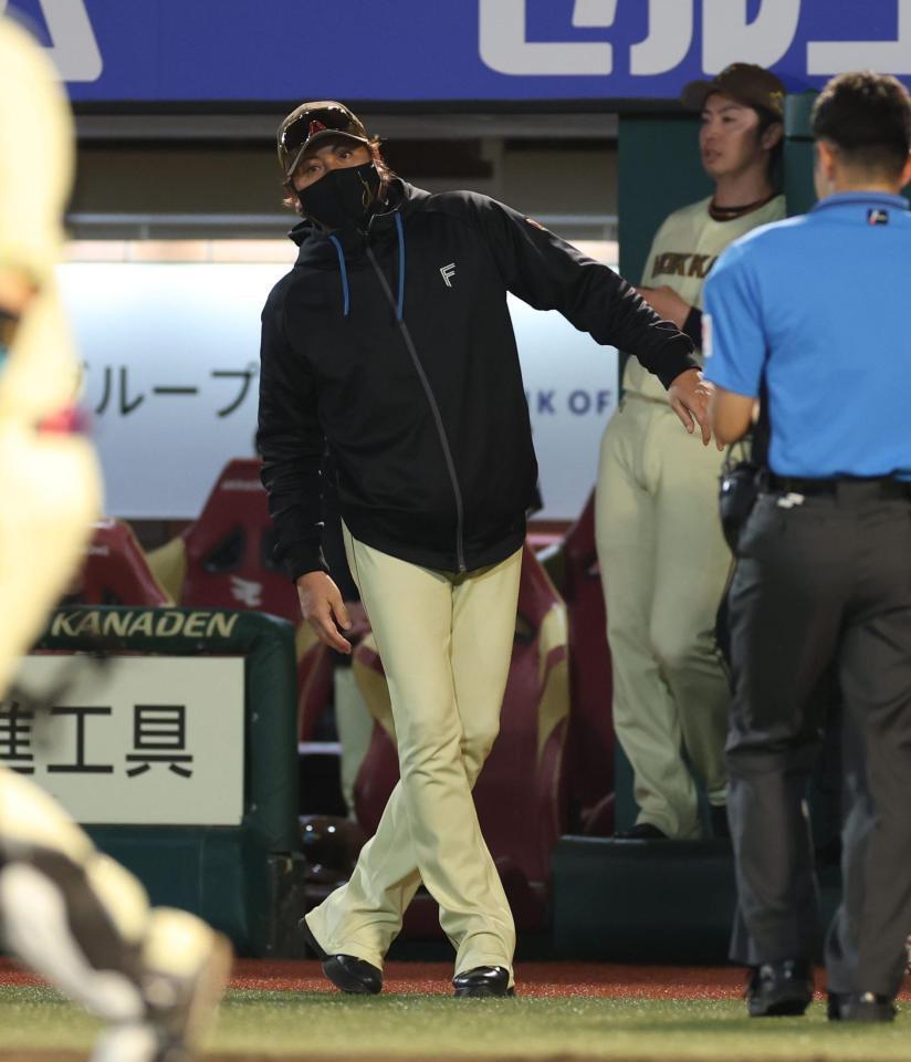 選手交代をつげる新庄監督（撮影・金田祐二）