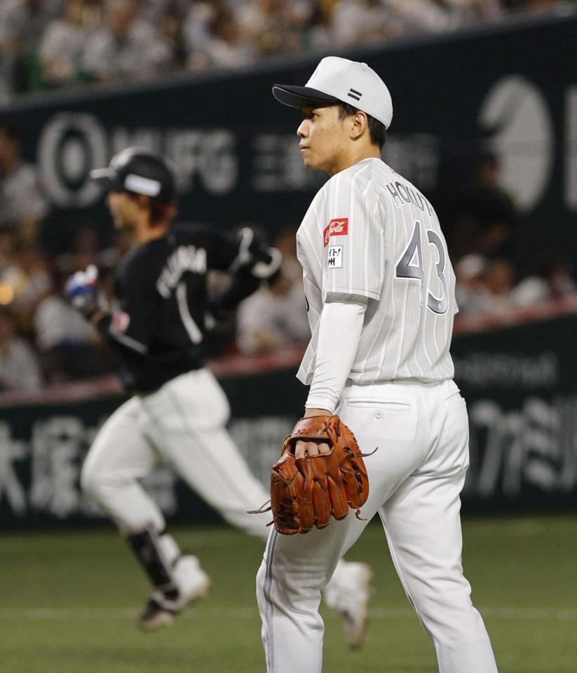 　１回、ロッテ・藤原（左）に先頭打者本塁打を浴びた北斗