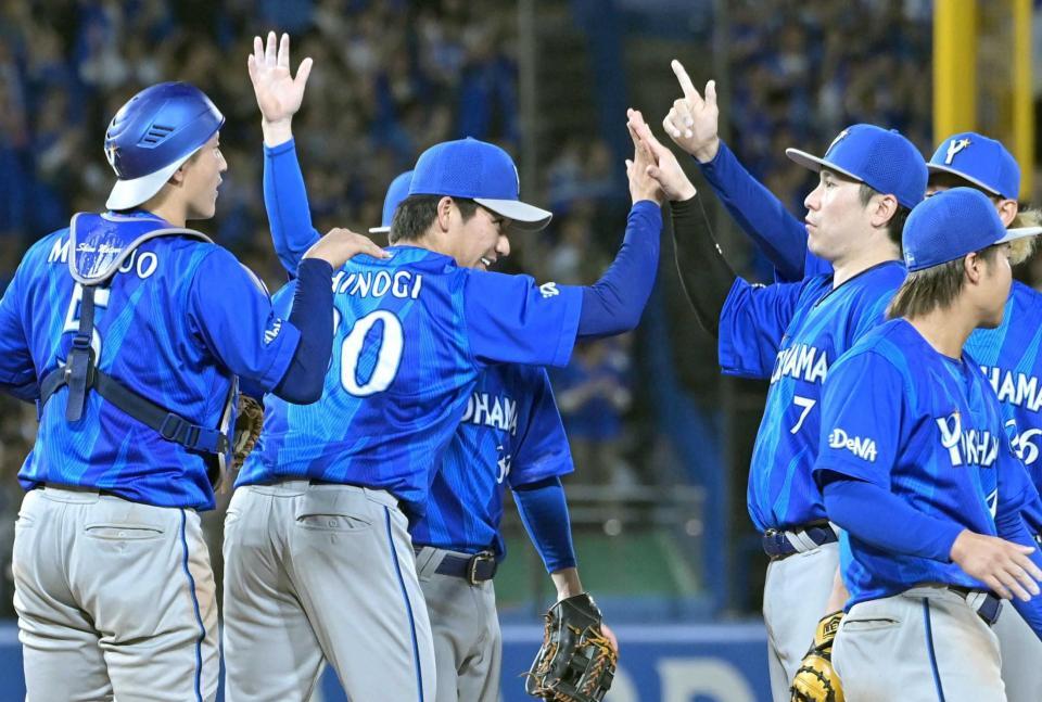　プロ初完投で４勝目を挙げ、笑顔でハイタッチを交わす篠木（中央）＝撮影・持木克友