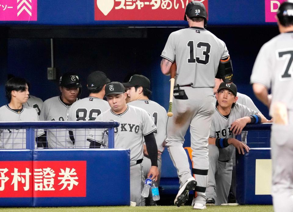 　中日に連敗し、引き揚げる巨人ナイン