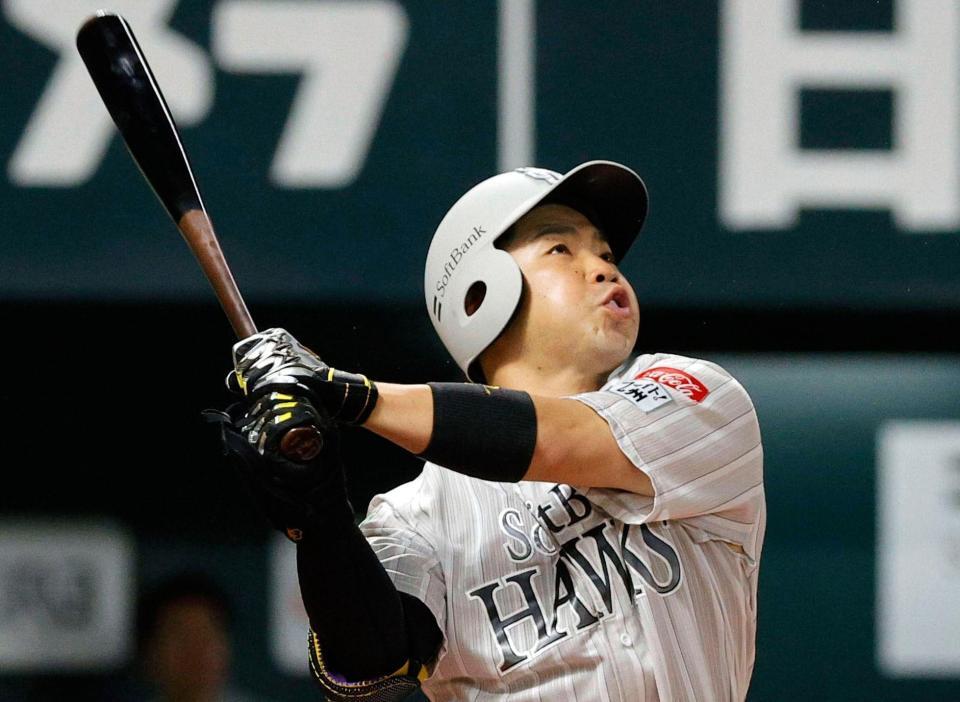 １回、近藤が右越えに先制３ランを放つ