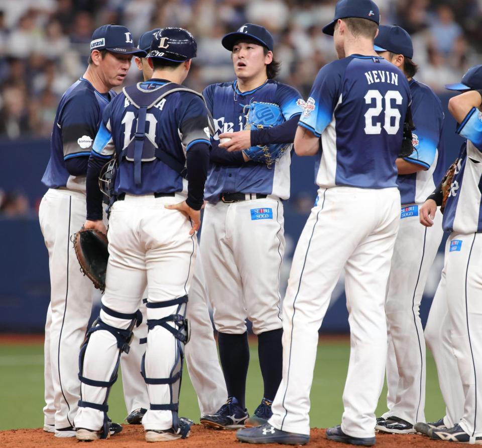 ６回、２点を失い、マウンドに集まる隅田（中央）ら西武ナイン（撮影・坂部計介）