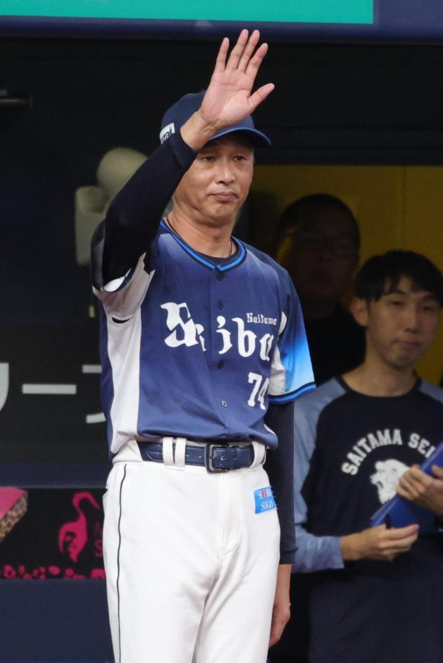 ７回、選手の交代を告げる西口監督（撮影・坂部計介）