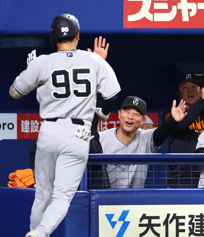 ２回、先制ソロを放った笹原（手前）を迎える橋上監督代行