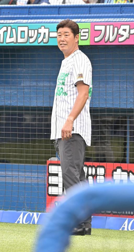 ファーストピッチセレモニーに向けキャッチボールをする野村弘樹氏（撮影・持木克友）