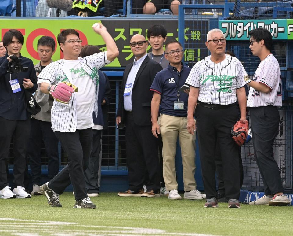 ファーストピッチセレモニーに向けキャッチボールをする真中満氏（左）よ大矢明彦氏（撮影・持木克友）
