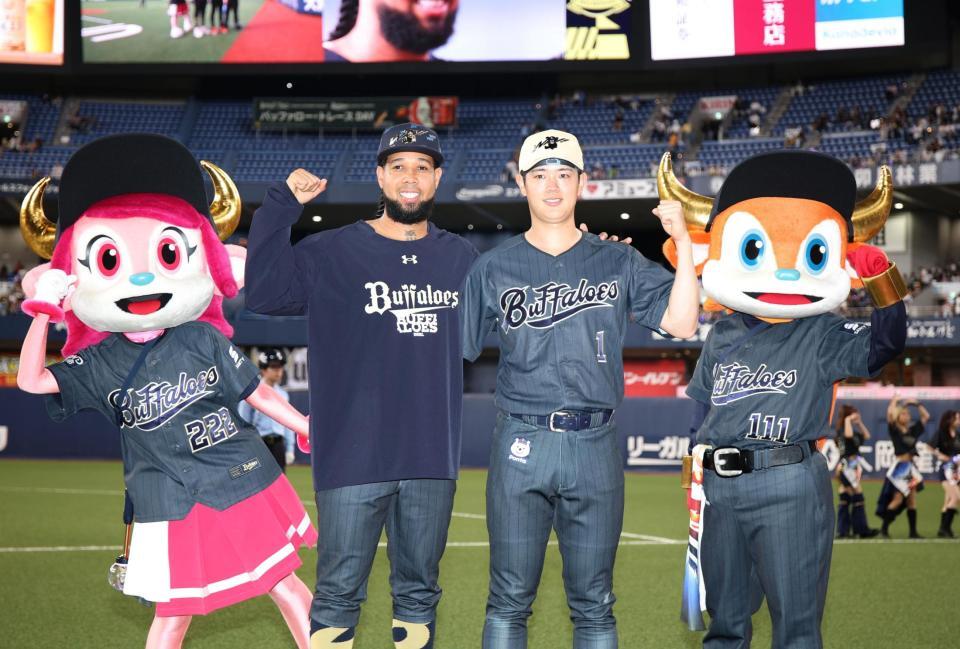 お立ち台でポーズをとるエスピノーザ（左）と太田椋（撮影・坂部計介）