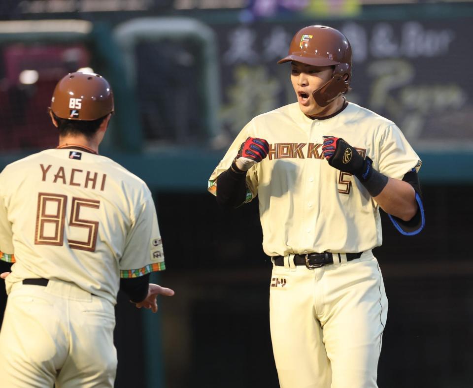 ４回、左越えに同点２ランを放ち生還する野村（撮影・金田祐二）