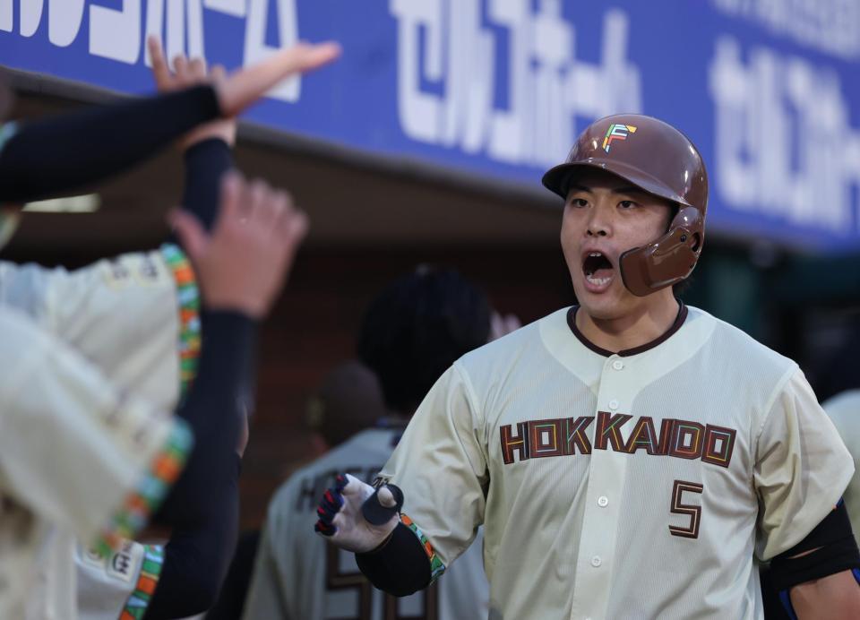 ４回、左越えに同点２ランを放ちナインに迎えられる野村（撮影・金田祐二）