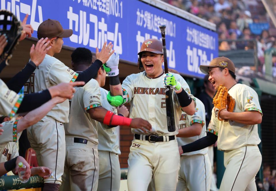 ４回、右中間に勝ち越しソロを放ちナインに迎えられる清宮幸（撮影・金田祐二）