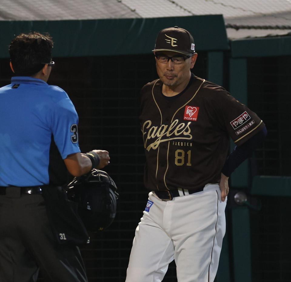 渋い表情で選手交代を告げる吉井監督（撮影・金田祐二）